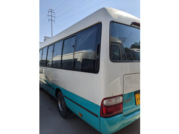 Minibús, Furgoneta de pasajeros TOYOTA Coaster passenger bus white and blue petrol engine minivan: foto 4