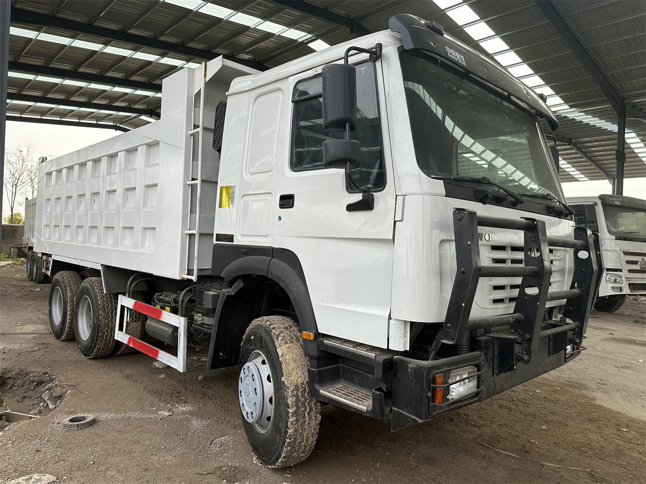 Camión volquete para transporte de silos SINOTRUK HOWO 371 Dump Truck: foto 3