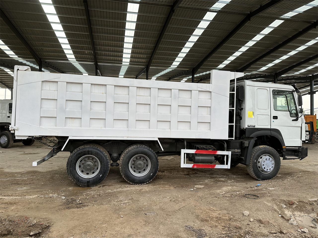 Camión volquete para transporte de silos SINOTRUK HOWO 371 Dump Truck: foto 4