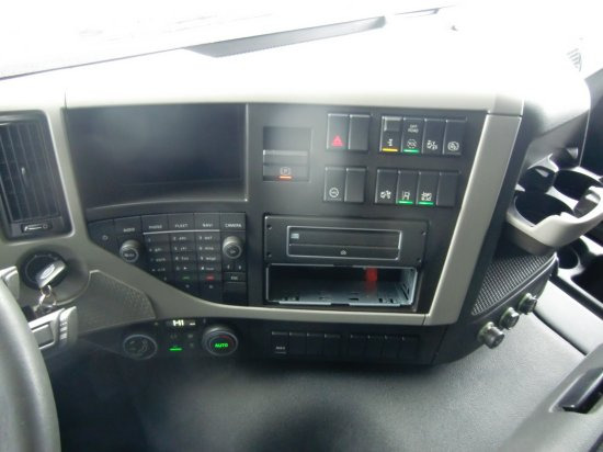 Camión caja cerrada Volvo FM  420 Koffer mit Ladebordwand: foto 7