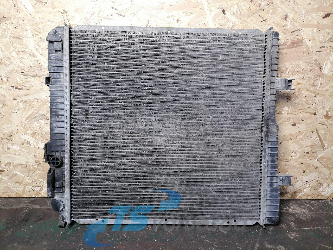 Radiador para Camión MB Cooling radiator A9705000403: foto 2