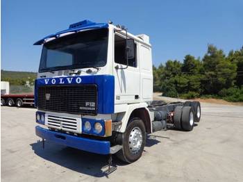 Volvo F12 (6X2) - Camión chasis: foto 1