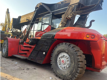 Reach stacker