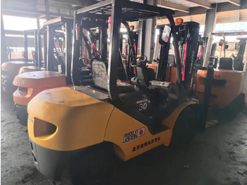 Carretilla elevadora diésel KOMATSU FD30: foto 2