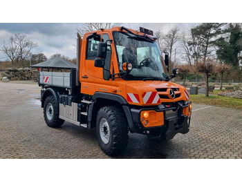 Máquina quitanieve UNIMOG