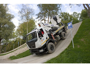 Camión con plataforma elevadora UNIMOG U20