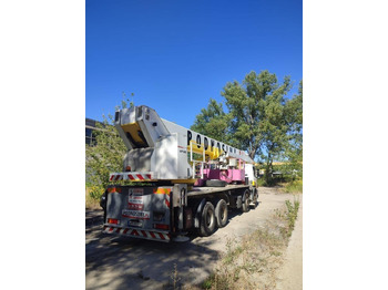 Camión con plataforma elevadora