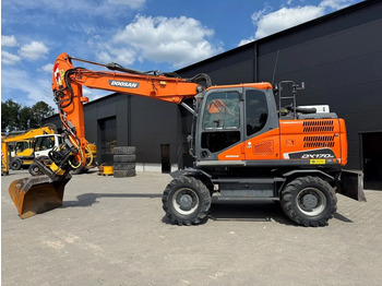 Excavadora de ruedas DOOSAN