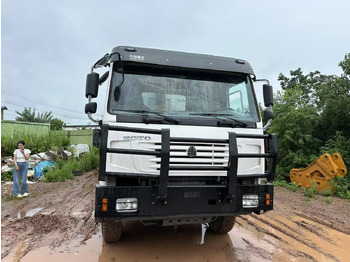 Camión volquete para transporte de materiales áridos Sinotruk HOWO 371hp: foto 3