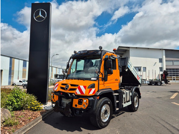 Camión volquete UNIMOG