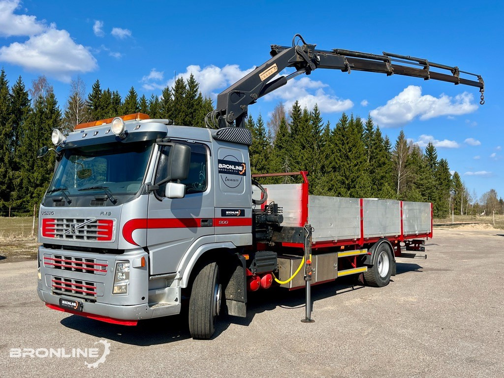 2005 Volvo FM 300 Flatbed+Crane HMF 1560-K4 - Camión caja abierta: foto 2 2005 Volvo FM 300 Flatbed+Crane HMF 1560-K4 - Camión caja abierta: foto 2