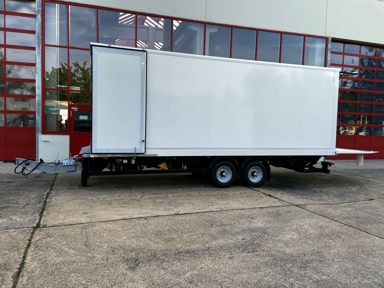 Möslein TK0105D-L Weiß Tandem Koffer, Ladebordwand 1,5 t + DurchladbarNeufahrzeug -- - Remolque caja cerrada: foto 3 Möslein TK0105D-L Weiß Tandem Koffer, Ladebordwand 1,5 t + DurchladbarNeufahrzeug -- - Remolque caja cerrada: foto 3