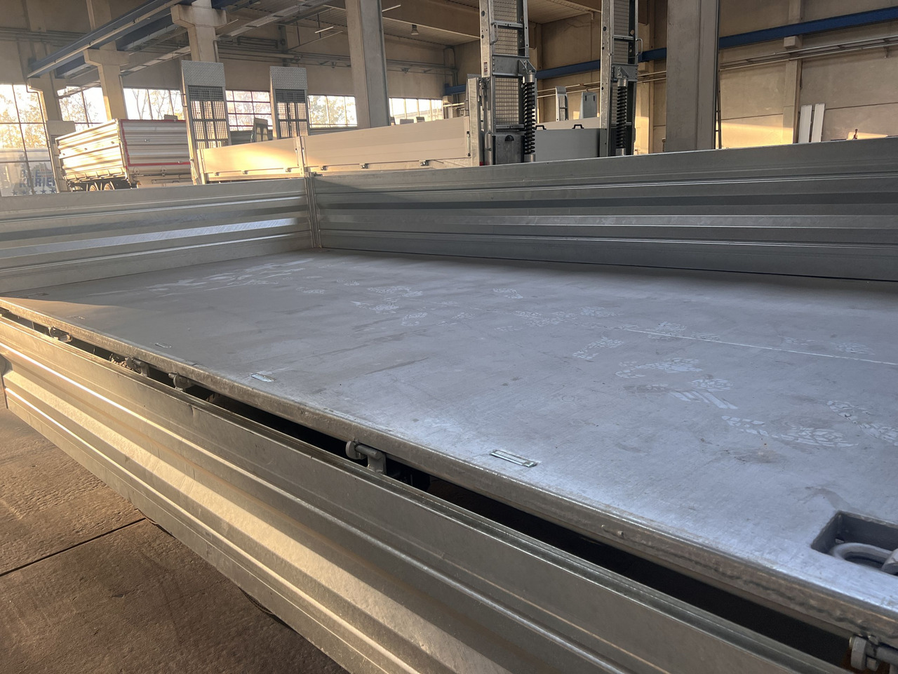 Möslein TTD 14 5,70 m 14 t Kipper Tieflader 5,70 m lang, Breite Reifen-- Neufahrzeug -- - Remolque volquete: foto 4 Möslein TTD 14 5,70 m 14 t Kipper Tieflader 5,70 m lang, Breite Reifen-- Neufahrzeug -- - Remolque volquete: foto 4