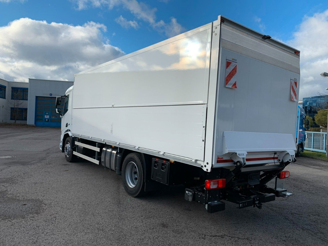 DAF XD 370 FA Getränkeaufbau zikun - Camión transporte de bebidas: foto 4 DAF XD 370 FA Getränkeaufbau zikun - Camión transporte de bebidas: foto 4