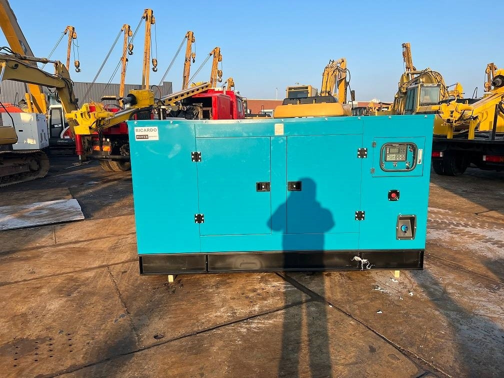 Ricardo 200KVA (160KW) SILENT GENERATOR 3 PHASE 50HZ 400V - Generador industriale: foto 2 Ricardo 200KVA (160KW) SILENT GENERATOR 3 PHASE 50HZ 400V - Generador industriale: foto 2
