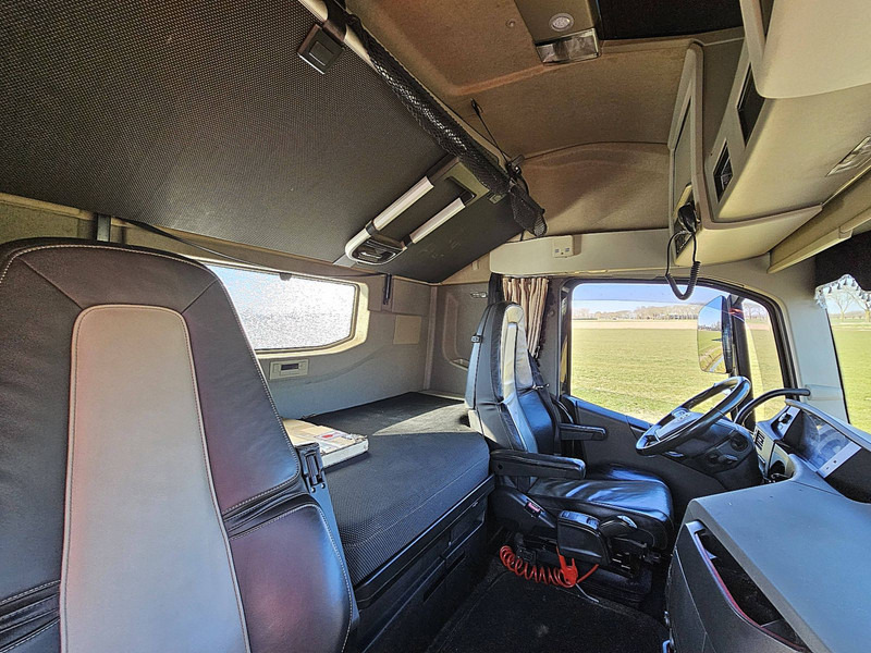 Foto del interior 2: Cabeza tractora Volvo FH 540 6X2 ALCOA XENON SHOW