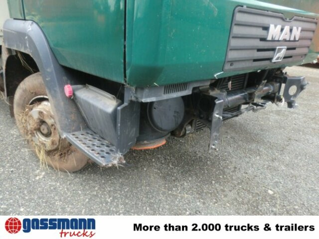 MAN L33 8.180 C 4x2, Unfallfahrzeug mit - Camión caja cerrada: foto 4 MAN L33 8.180 C 4x2, Unfallfahrzeug mit - Camión caja cerrada: foto 4