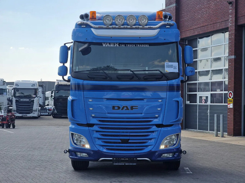 DAF XF 530 SpaceCab 4x2 - Night clima - Full spoiler - PTO Prep - Light bar - Cabeza tractora: foto 2 DAF XF 530 SpaceCab 4x2 - Night clima - Full spoiler - PTO Prep - Light bar - Cabeza tractora: foto 2