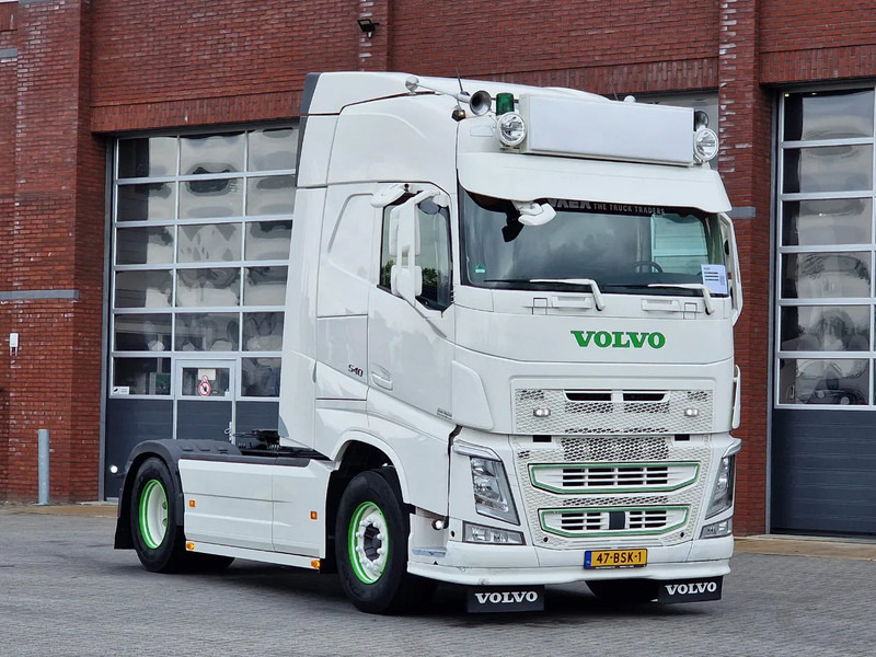Volvo FH 13.540 Globetrotter 4x2 - Custom exterior - I parkcool - Navi - APK/TUV: 27-02-2026 - Cabeza tractora: foto 1 Volvo FH 13.540 Globetrotter 4x2 - Custom exterior - I parkcool - Navi - APK/TUV: 27-02-2026 - Cabeza tractora: foto 1