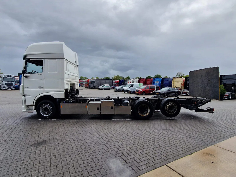 DAF XF 530 SuperSpaceCab 6x2*4 - Chassis 740 cm - Loadlift - Steering axle - Leather - - Camión chasis: foto 4 DAF XF 530 SuperSpaceCab 6x2*4 - Chassis 740 cm - Loadlift - Steering axle - Leather - - Camión chasis: foto 4