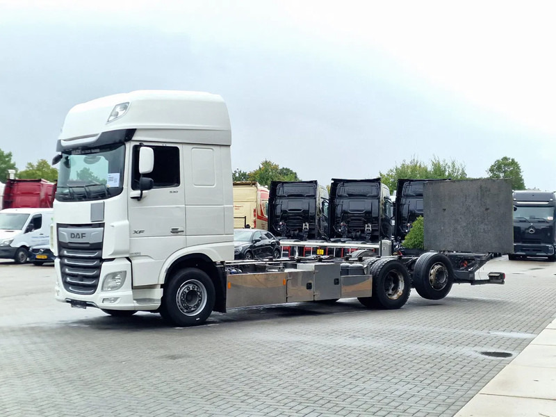 DAF XF 530 SuperSpaceCab 6x2*4 - Chassis 740 cm - Loadlift - Steering axle - Leather - - Camión chasis: foto 3 DAF XF 530 SuperSpaceCab 6x2*4 - Chassis 740 cm - Loadlift - Steering axle - Leather - - Camión chasis: foto 3