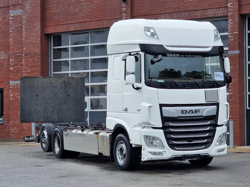 DAF XF 530 SuperSpaceCab 6x2*4 - Chassis 740 cm - Loadlift - Steering axle - Leather - - Camión chasis: foto 1 DAF XF 530 SuperSpaceCab 6x2*4 - Chassis 740 cm - Loadlift - Steering axle - Leather - - Camión chasis: foto 1