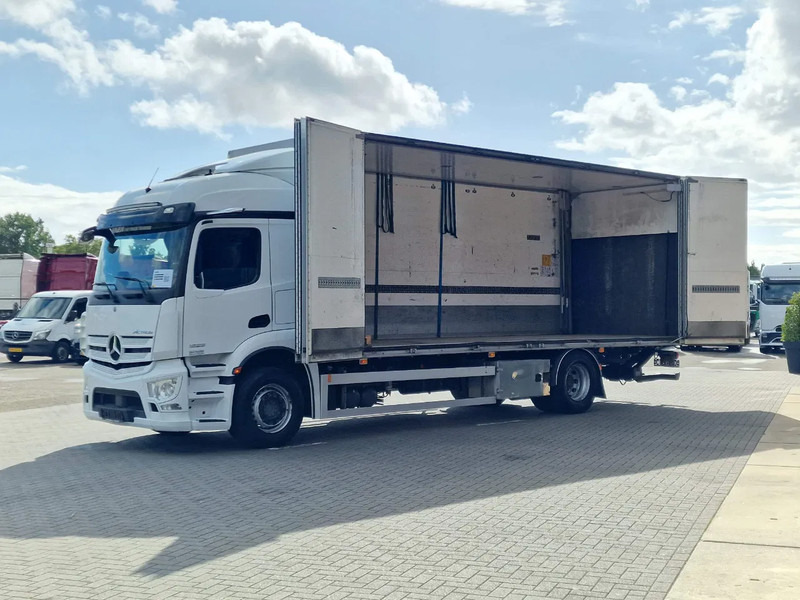 Mercedes-Benz Actros 1833 4x2 - Box with sidedoors - Loadlift - Full air - Mirror cam - Camión caja cerrada: foto 4 Mercedes-Benz Actros 1833 4x2 - Box with sidedoors - Loadlift - Full air - Mirror cam - Camión caja cerrada: foto 4