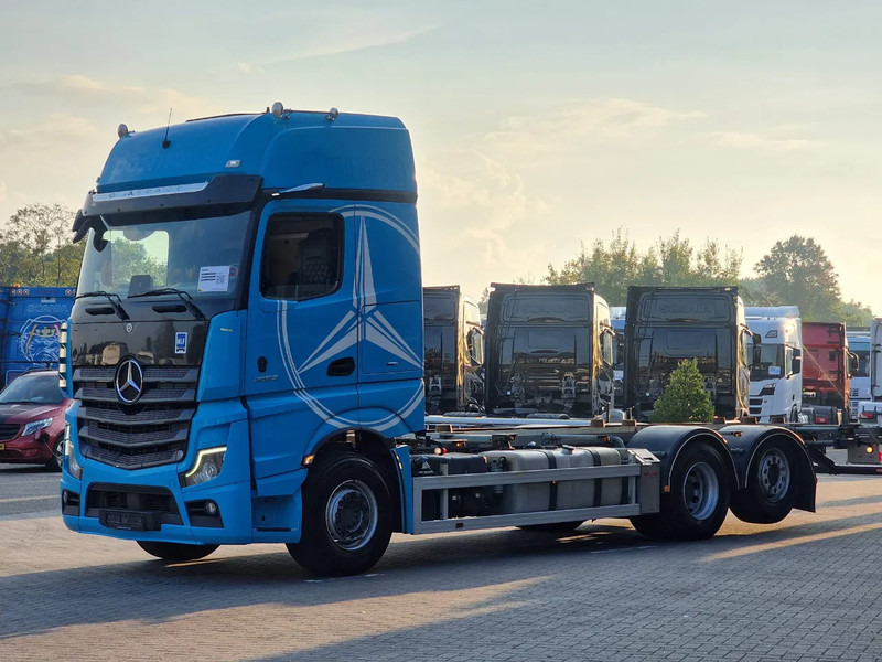 Mercedes-Benz Actros 2553 6x2 - BDF - Retarder - 4.90 WB - Loadlift - Full air - Camión portacontenedore/ Intercambiable: foto 3 Mercedes-Benz Actros 2553 6x2 - BDF - Retarder - 4.90 WB - Loadlift - Full air - Camión portacontenedore/ Intercambiable: foto 3