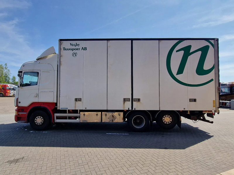 Scania R500 V8 Highline 6x2*4 - Box with side doors - Loadlift - Manual gearbox with retarder - Full air - Steering axle - Camión caja cerrada: foto 4 Scania R500 V8 Highline 6x2*4 - Box with side doors - Loadlift - Manual gearbox with retarder - Full air - Steering axle - Camión caja cerrada: foto 4