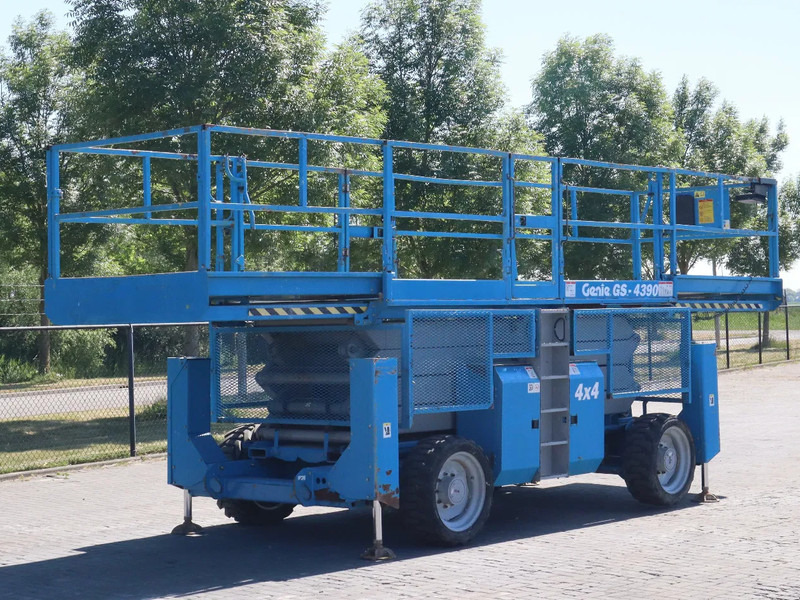 Genie GS-4390 RT | 15 METER | 680 KG - Plataforma de tijeras: foto 5 Genie GS-4390 RT | 15 METER | 680 KG - Plataforma de tijeras: foto 5