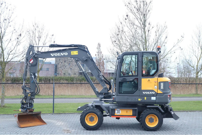 Volvo EW60E | DEMO | 30 KM/H | ROTOTILT + GRIPPER | BUCKET - Excavadora de ruedas: foto 1 Volvo EW60E | DEMO | 30 KM/H | ROTOTILT + GRIPPER | BUCKET - Excavadora de ruedas: foto 1