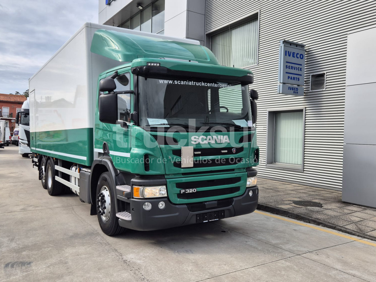 SCANIA P320.26 ejes 6x2*4 - Camión caja cerrada: foto 2 SCANIA P320.26 ejes 6x2*4 - Camión caja cerrada: foto 2