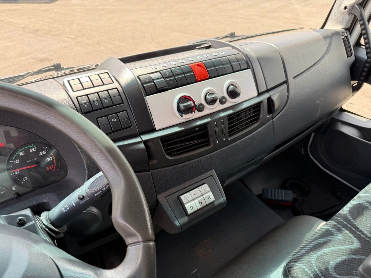 Camión frigorífico Iveco 180E32 Schmitz / Thermo King T-1200R Spectrum Iveco 180E32 Schmitz / Thermo King T-1200R Spectrum: foto 9