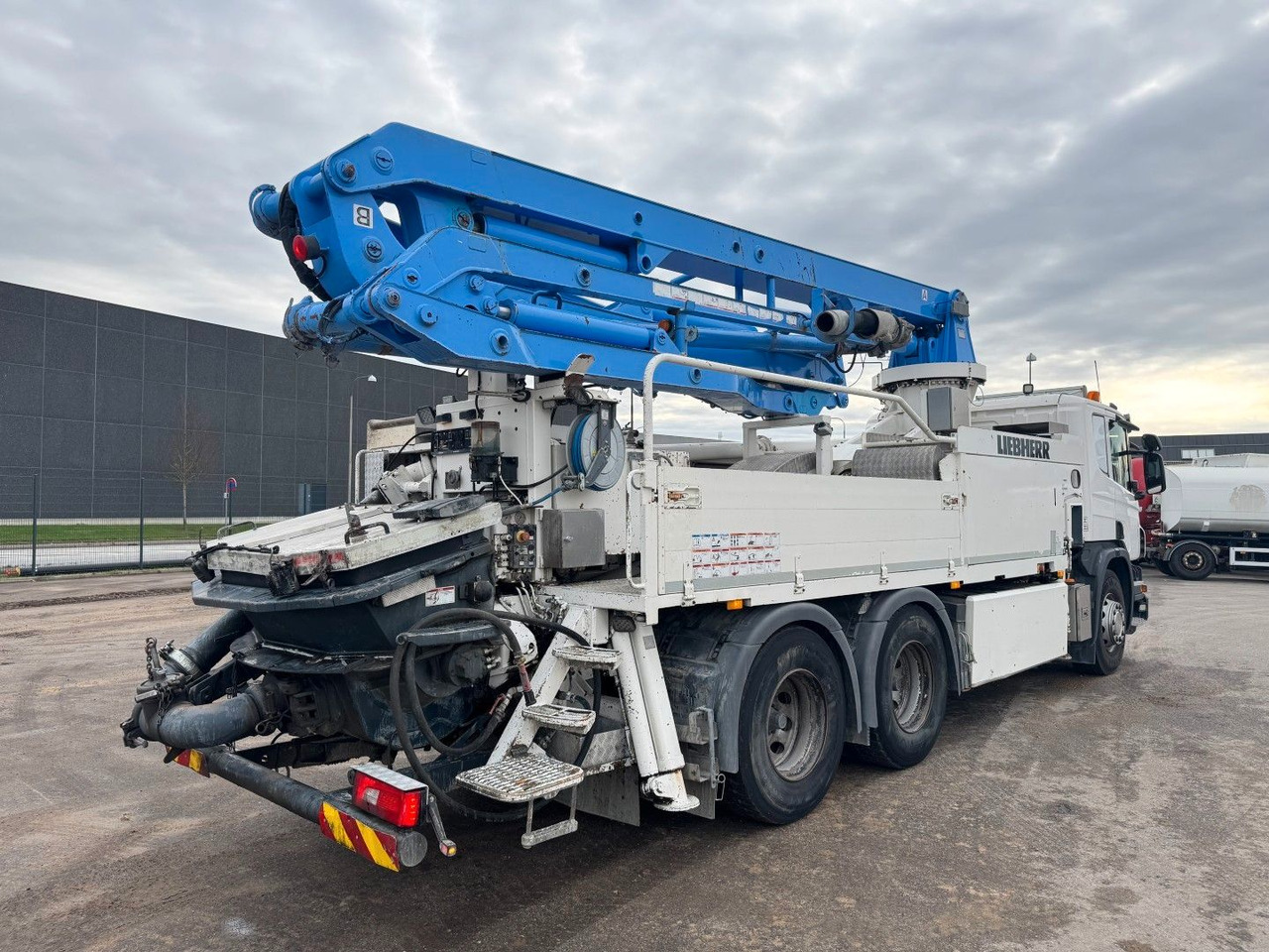 Scania P370 6x4 Liebherr THP140H 24 M4 XH Betonpumpe - Camión bomba de hormigón: foto 3 Scania P370 6x4 Liebherr THP140H 24 M4 XH Betonpumpe - Camión bomba de hormigón: foto 3