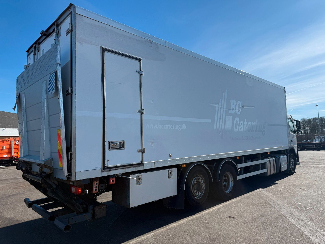 Volvo FM330 6x2*4 Carrier Supra 1250 Mt / 9.3 m Koffer - Camión frigorífico: foto 3 Volvo FM330 6x2*4 Carrier Supra 1250 Mt / 9.3 m Koffer - Camión frigorífico: foto 3