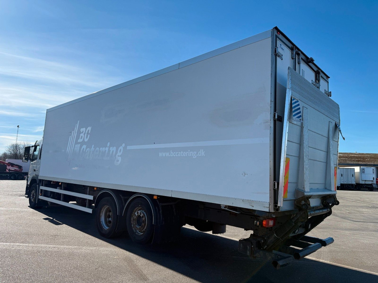 Volvo FM330 6x2*4 Carrier Supra 1250 Mt / 9.3 m Koffer - Camión frigorífico: foto 4 Volvo FM330 6x2*4 Carrier Supra 1250 Mt / 9.3 m Koffer - Camión frigorífico: foto 4