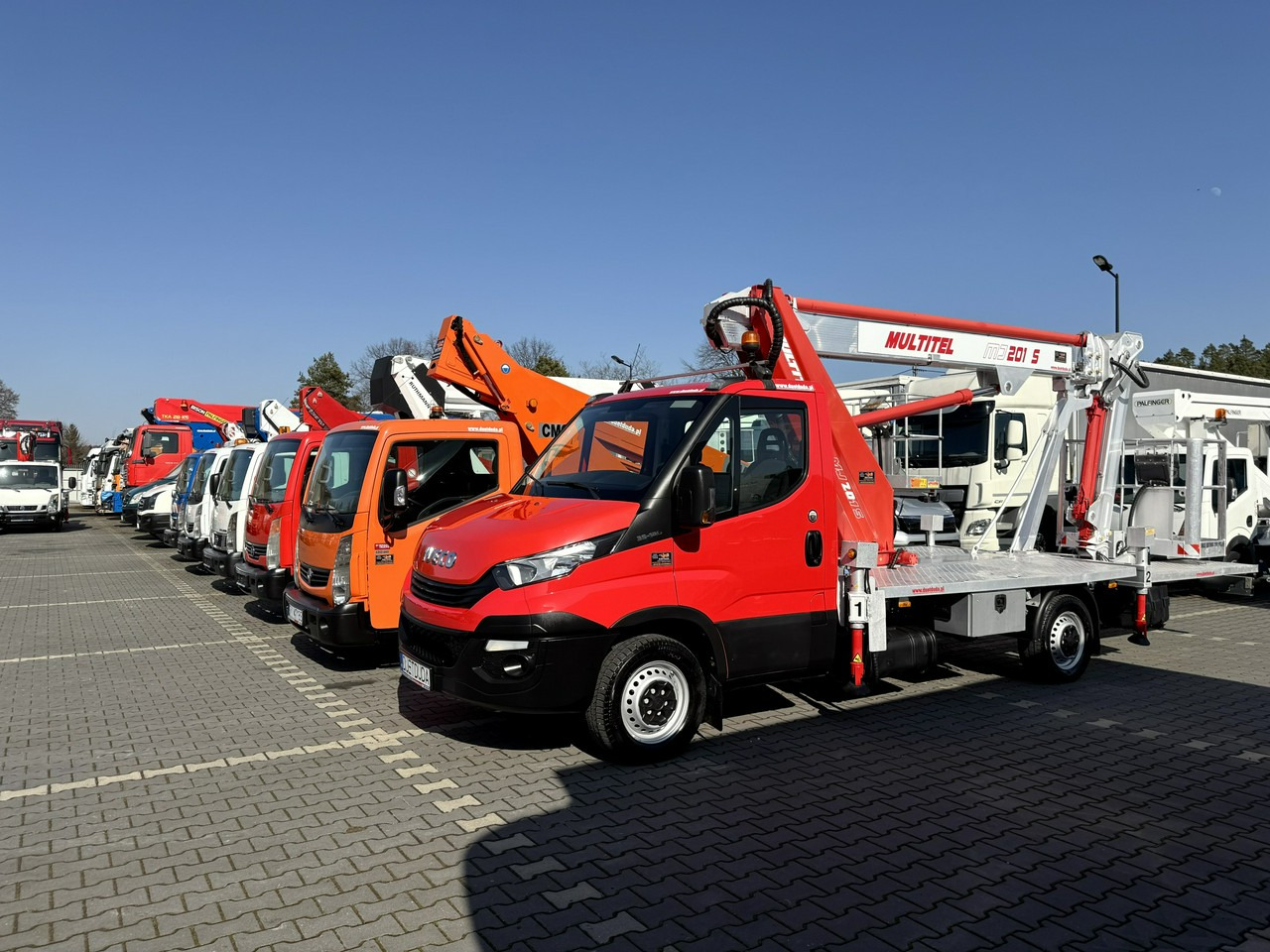 Iveco Daily 35S12 - Camión con plataforma elevadora: foto 1 Iveco Daily 35S12 - Camión con plataforma elevadora: foto 1