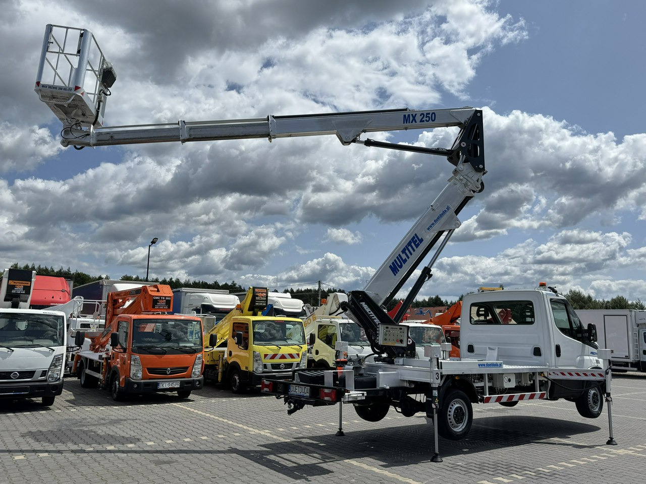 Iveco Daily 35S14 - Camión con plataforma elevadora: foto 1 Iveco Daily 35S14 - Camión con plataforma elevadora: foto 1