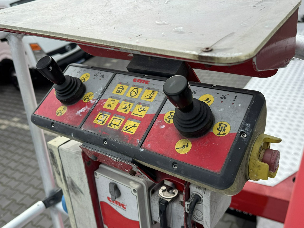 Camión con plataforma elevadora Nissan Cabstar: foto 22 Camión con plataforma elevadora Nissan Cabstar: foto 22