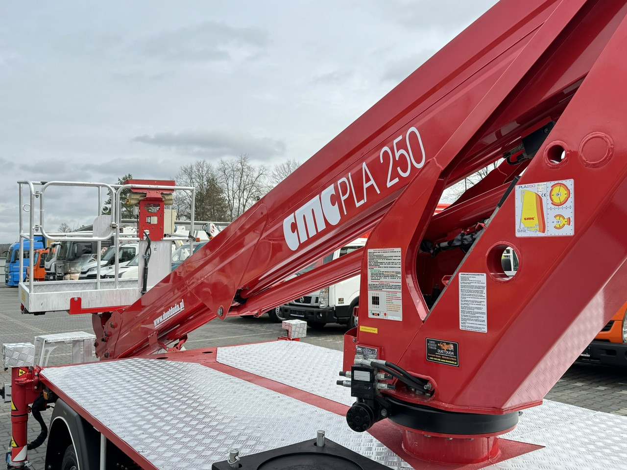 Camión con plataforma elevadora Nissan Cabstar: foto 7 Camión con plataforma elevadora Nissan Cabstar: foto 7