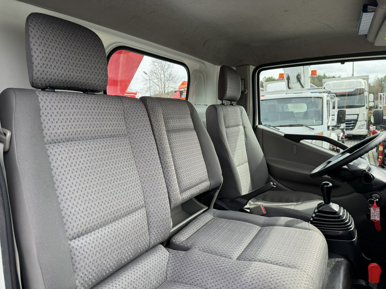 Camión con plataforma elevadora Nissan Cabstar: foto 35 Camión con plataforma elevadora Nissan Cabstar: foto 35