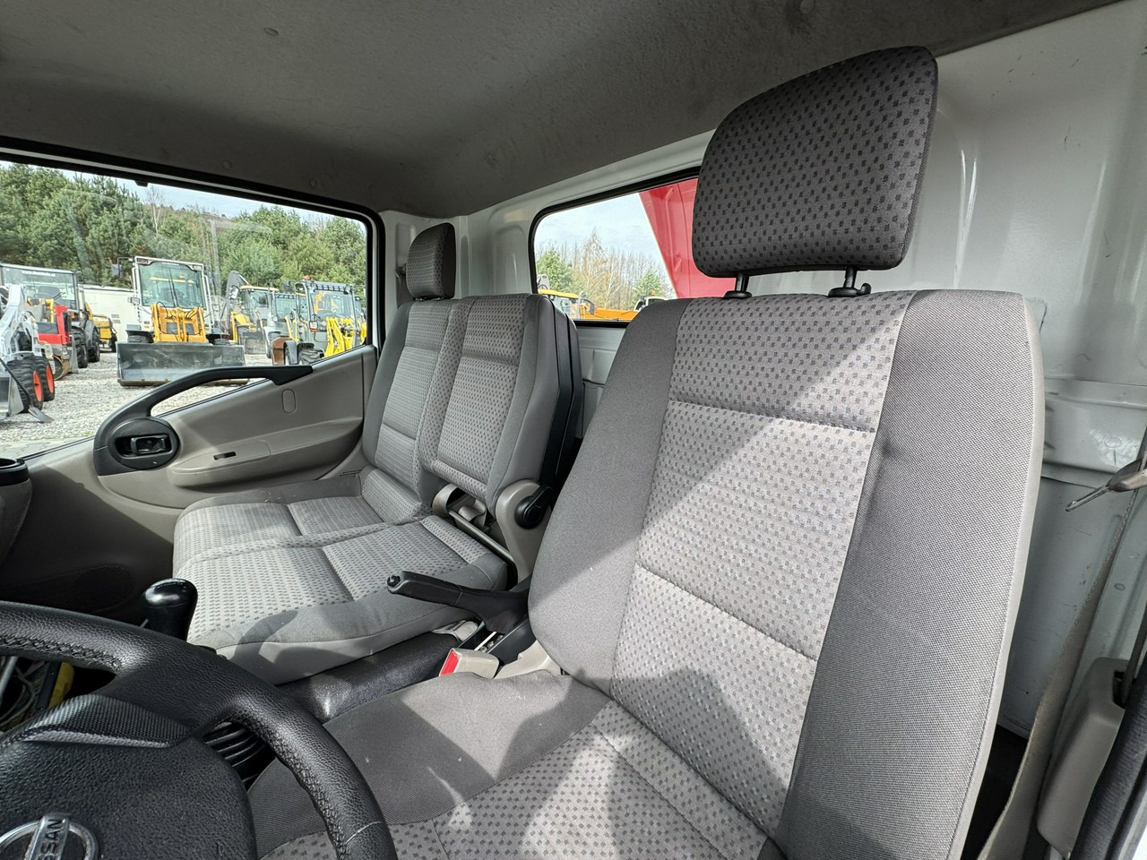 Camión con plataforma elevadora Nissan Cabstar: foto 32 Camión con plataforma elevadora Nissan Cabstar: foto 32