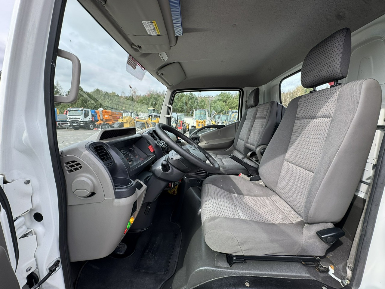 Camión con plataforma elevadora Nissan Cabstar: foto 27 Camión con plataforma elevadora Nissan Cabstar: foto 27