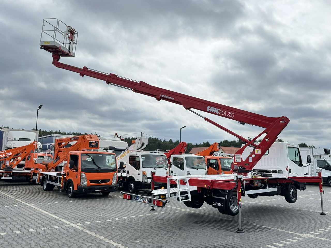 Camión con plataforma elevadora Nissan Cabstar: foto 25 Camión con plataforma elevadora Nissan Cabstar: foto 25