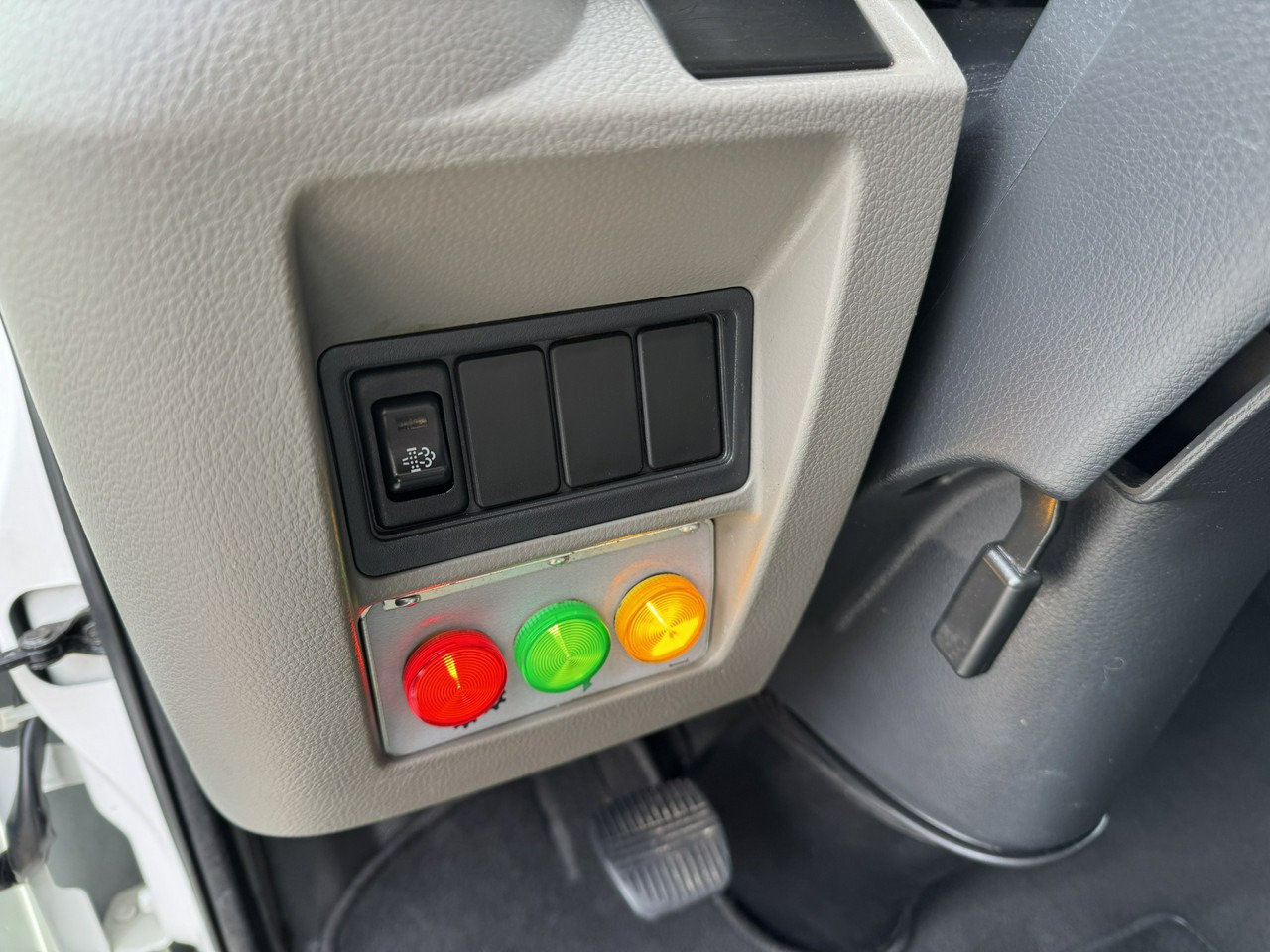 Camión con plataforma elevadora Nissan Cabstar: foto 29 Camión con plataforma elevadora Nissan Cabstar: foto 29