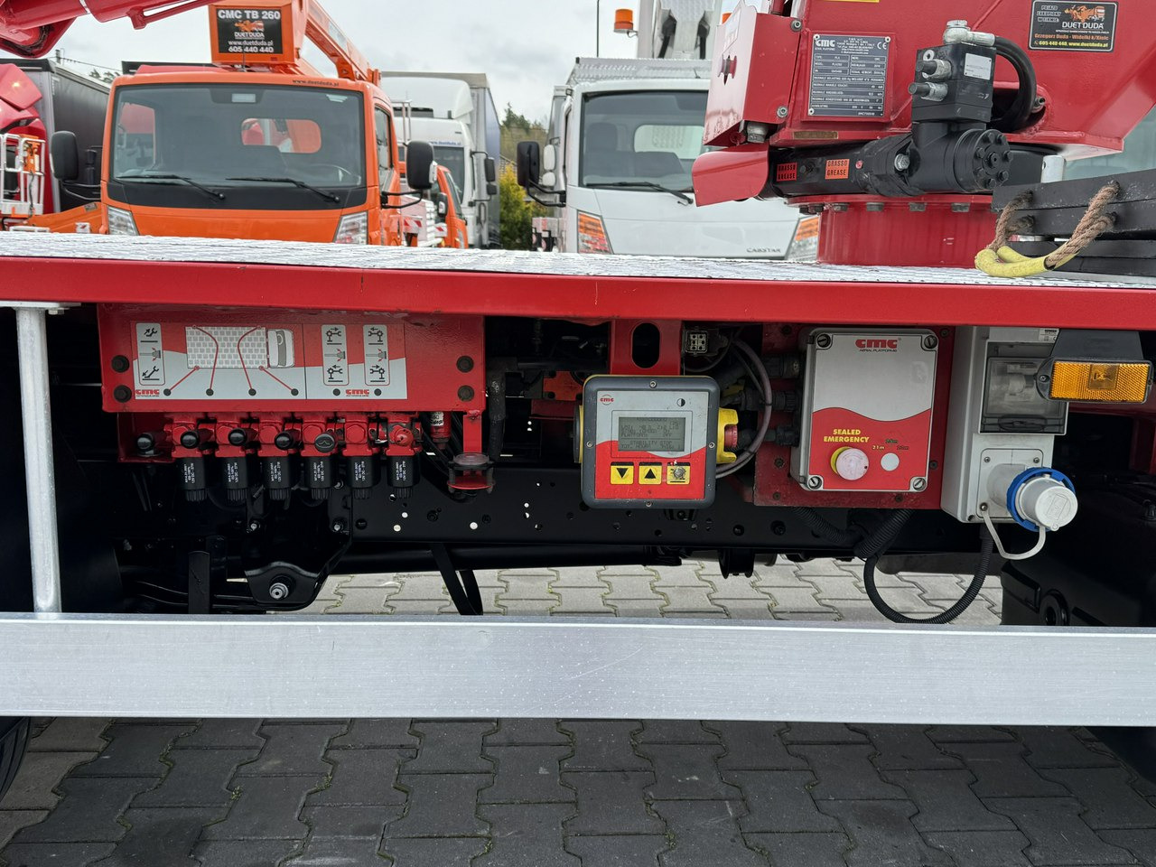 Camión con plataforma elevadora Nissan Cabstar: foto 10 Camión con plataforma elevadora Nissan Cabstar: foto 10