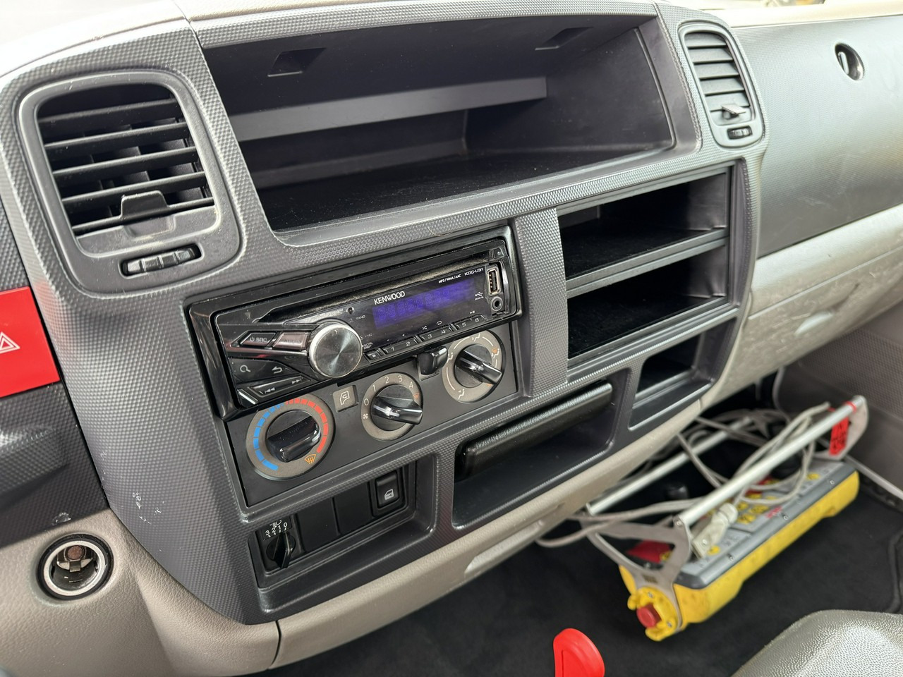 Camión con plataforma elevadora Nissan Cabstar: foto 30 Camión con plataforma elevadora Nissan Cabstar: foto 30