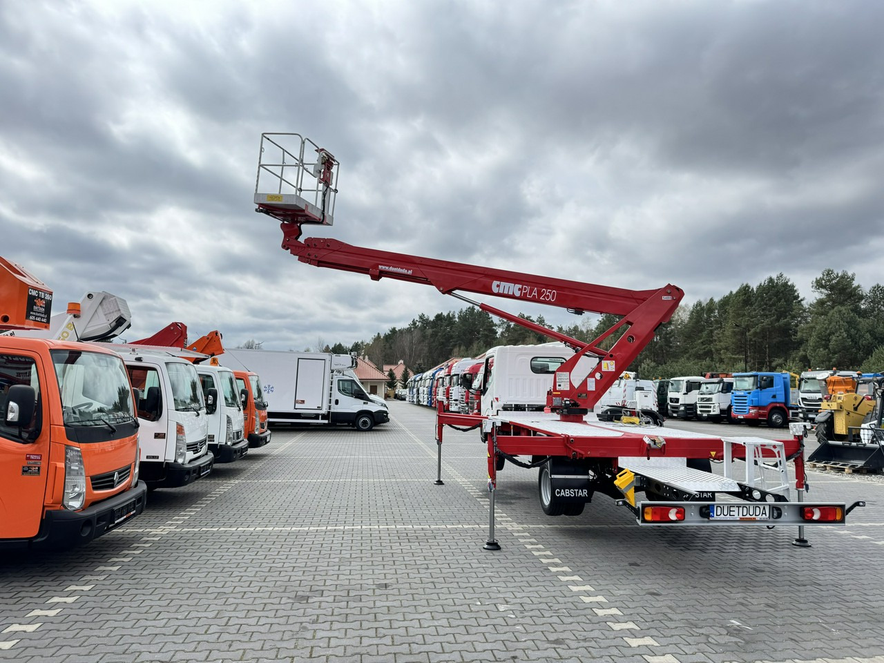 Camión con plataforma elevadora Nissan Cabstar: foto 24 Camión con plataforma elevadora Nissan Cabstar: foto 24