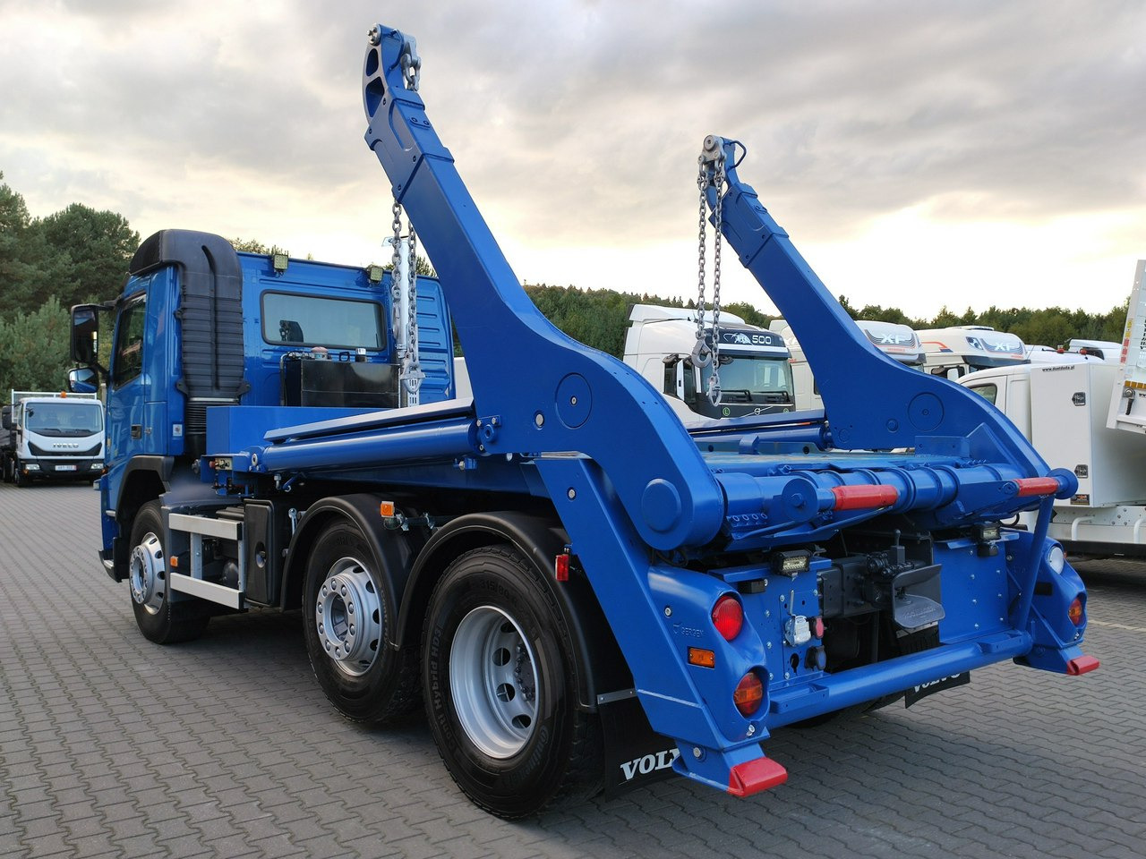 Volvo FM 410 E5 Bramowiec Hakowiec 6x2 Oś Skrętna / Podnoszona Automat - Camión portacontenedor de cadenas: foto 5 Volvo FM 410 E5 Bramowiec Hakowiec 6x2 Oś Skrętna / Podnoszona Automat - Camión portacontenedor de cadenas: foto 5