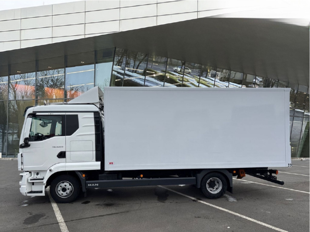 MAN TGL 8.220 4x2 BL - Camión caja cerrada: foto 2 MAN TGL 8.220 4x2 BL - Camión caja cerrada: foto 2